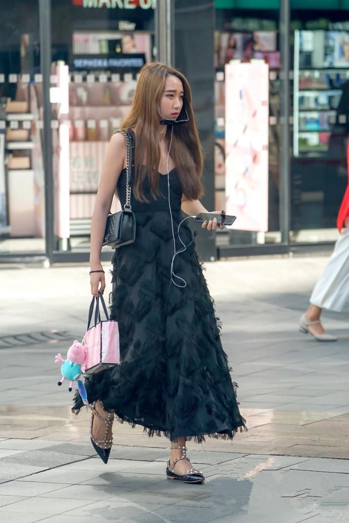 街拍，时尚连衣裙美女身材都很棒!