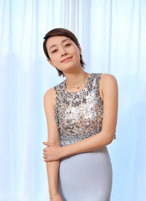  亮片裙■马伊琍穿“抢眼”款礼服，腰上一点没赘肉，身材曲线让人羡慕