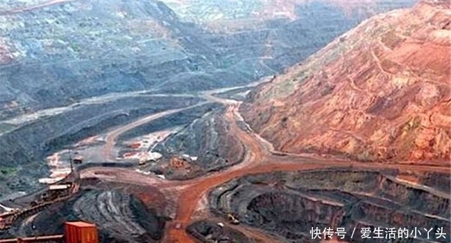 全球十大奇特的自然景观，五色河呈现五种色彩，看起来非常的梦幻