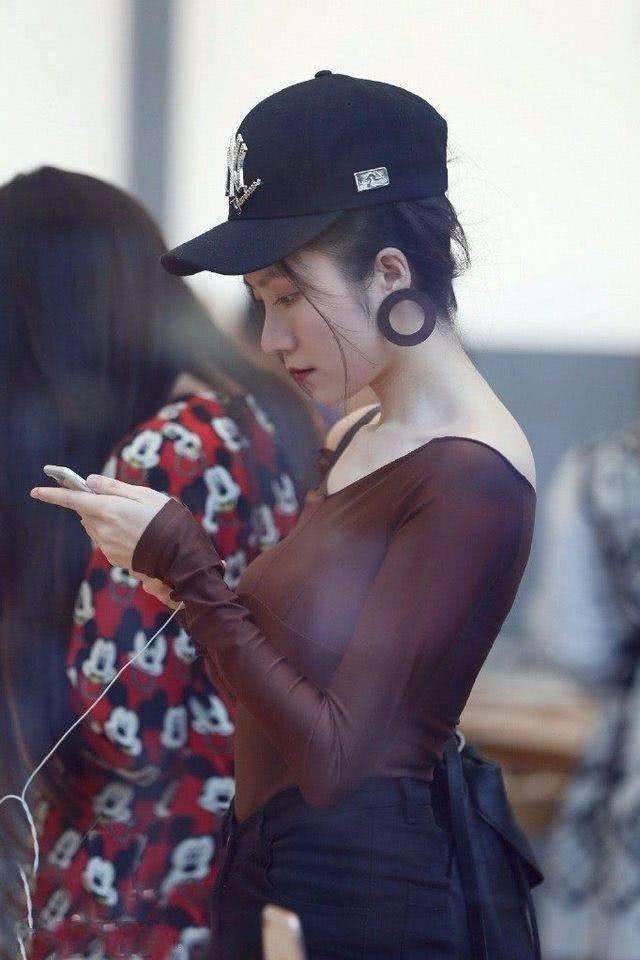 街拍：夏天的气息分外浓厚，主要就是体现在街上妹子身上