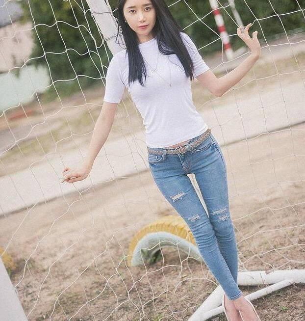 街拍:小姐姐在圆润的肩膀上绣满了字，黑色吊带吸人眼球