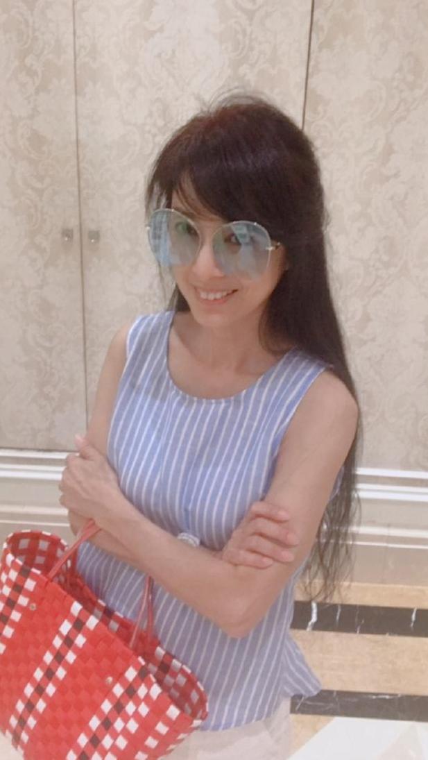 米雪真过分！只穿一件镂空针织衫现身，网友：她真的63岁了吗？