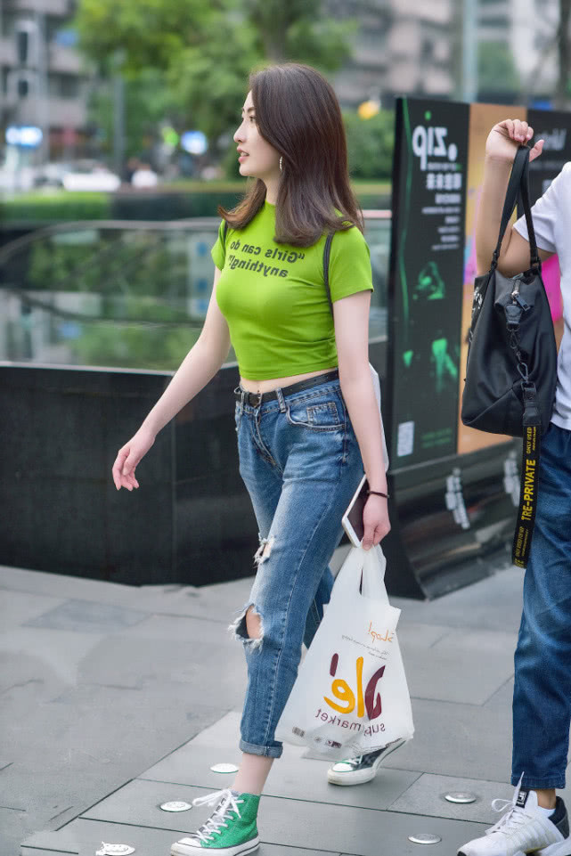 时尚街拍，图一妹子霸气的纹身一般人不敢接近