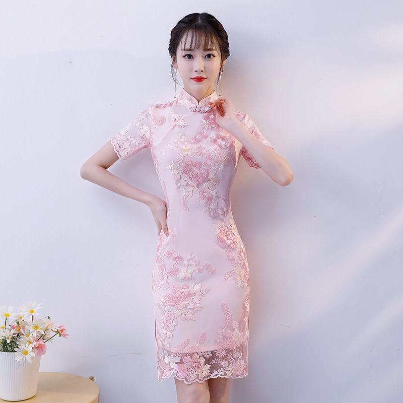 和表姐同时参加聚会，她身上的改良旗袍，让人眼前一亮太美太闪耀