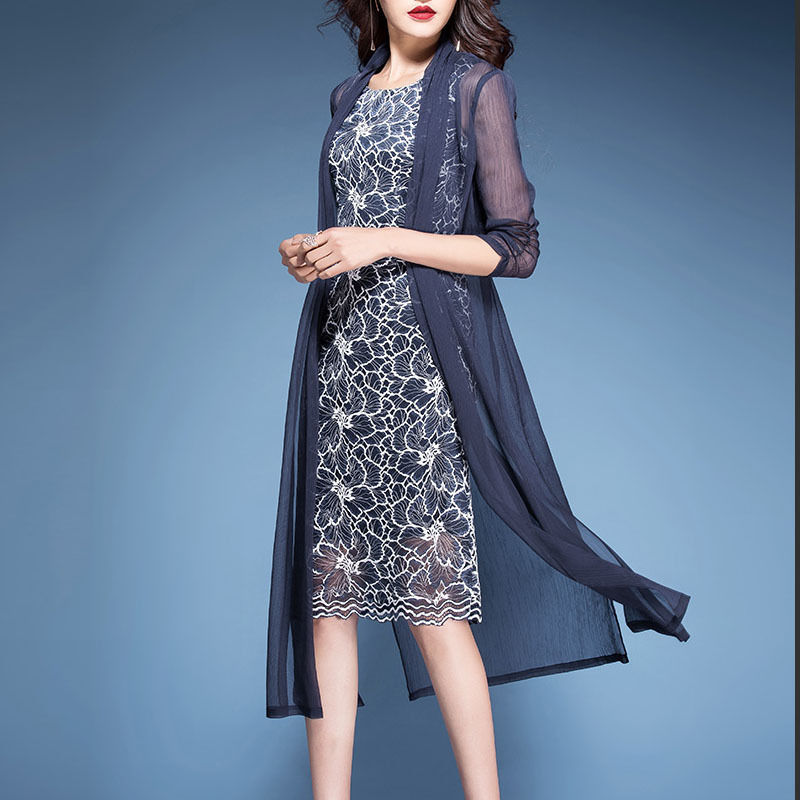 一不小心发现，比旗袍好看十倍的“减龄裙”，70后女人穿超美嫩