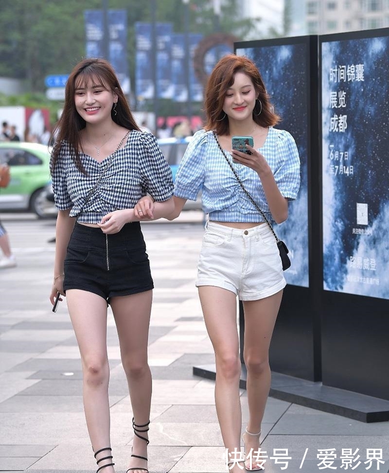 「 短袖」短袖衬衫搭配热裤,凸显饱满大白腿,街拍:肤白貌美的闺蜜出行