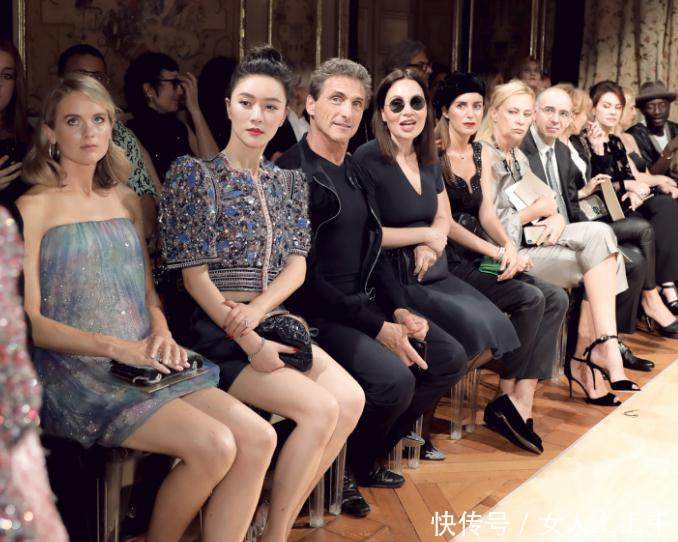 43岁田海蓉风韵犹存，下身只穿一件短裤，网友：穿太短坐下不方便