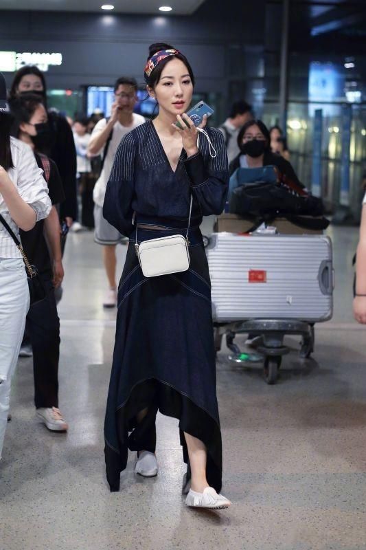 35岁韩雪真会搭，半身裙微露小细腰，网友：好身材藏不住！