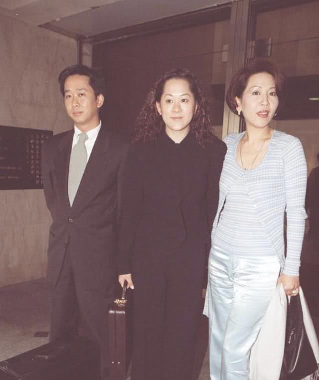  「儿子」霍英东前儿媳洪国华设灵儿子亲自打理后事，邓兆尊黄夏蕙现身致哀