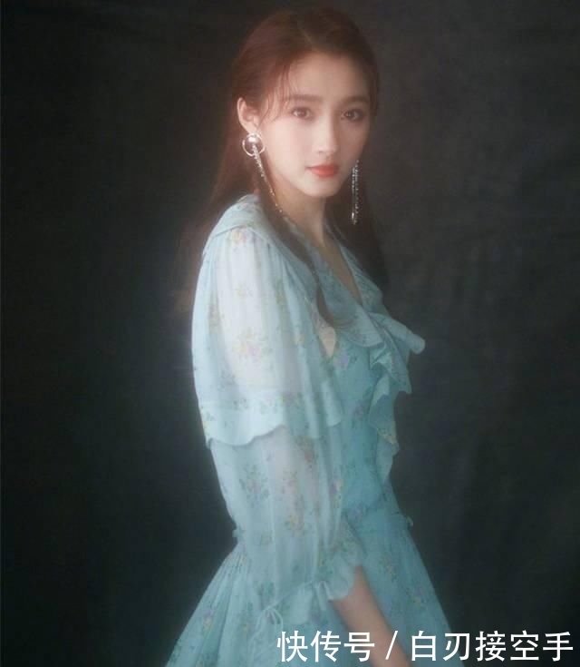 『花朵』2020开春 流行穿“开满花”的裙子,谁穿谁美!