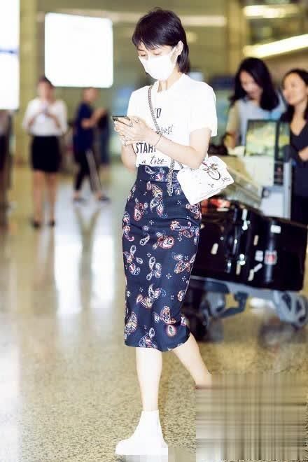  『纷纷』出门拍照，明星们纷纷穿上碎花裙了，你怎能没有呢？