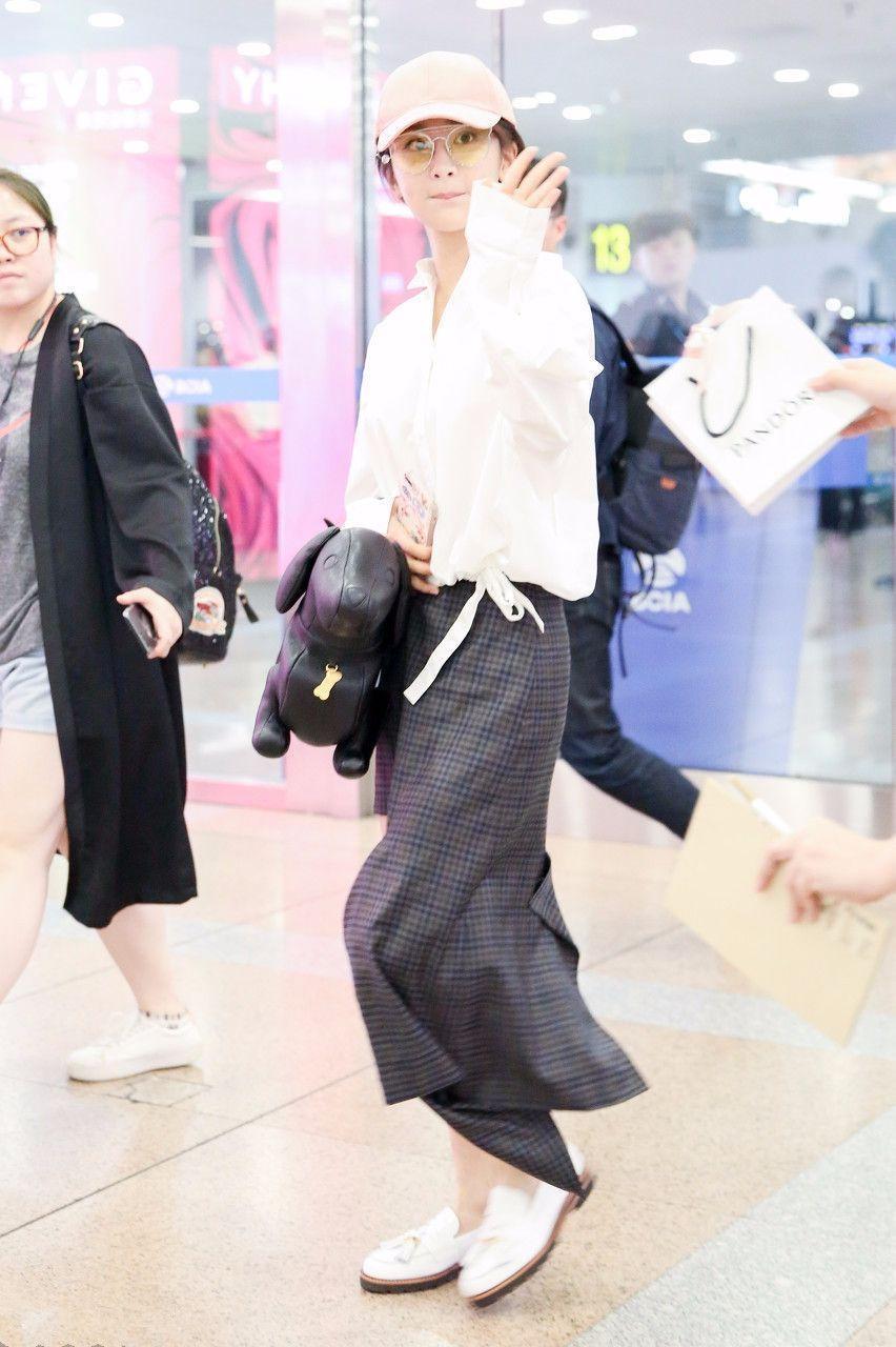 网友对杨紫要求太严格了, 机场穿短袖牛仔裤舒舒服服的怎么了?