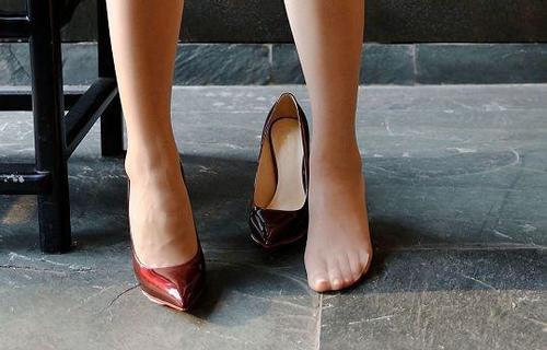尖头细跟高跟鞋，简约时尚又衬腿形，体现迷人的女人韵味！
