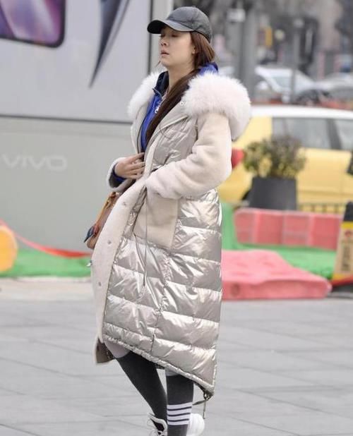  气质■街拍：名嫒美姝的美女，一件黑色毛绒外套配牛仔裤，时尚达人气质