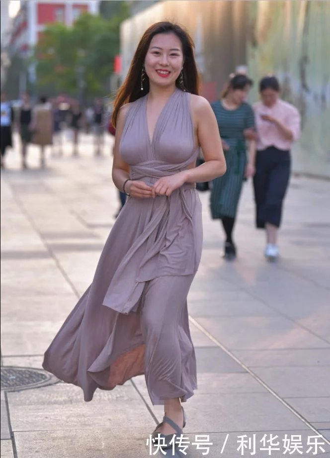 街拍：30多岁的小姐姐裹布出街，普通女孩没这自信