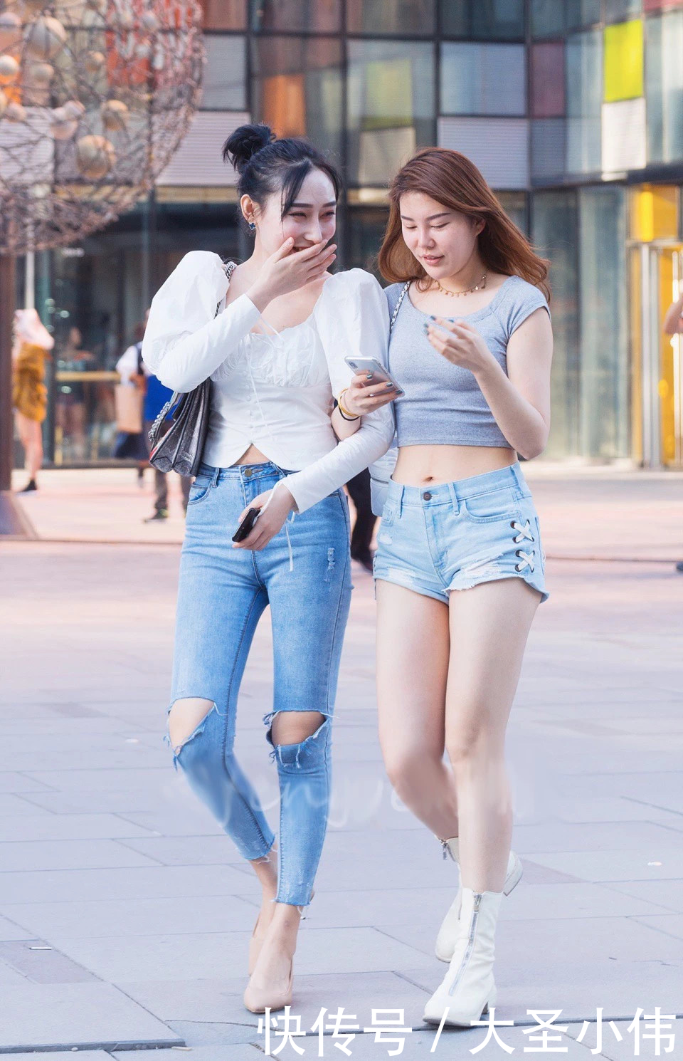  『美女』美女街拍：闺蜜出街，一个淡妆一个浓抹，没想到路人更爱看这位！