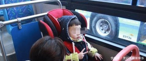 公交车上突然传来一阵恶臭，乘客扭头看到这幕，车上“炸开了锅”