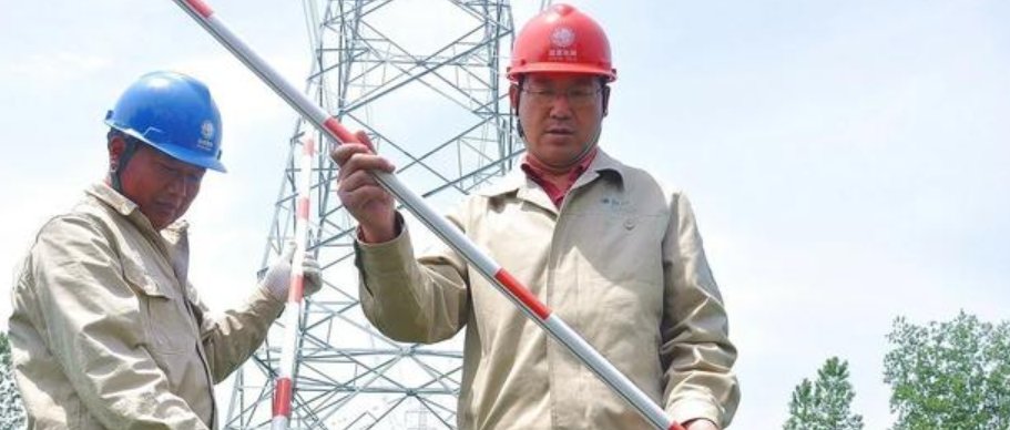  「农户」在农村，电力公司，通讯公司在农户承包地栽电杆，该收