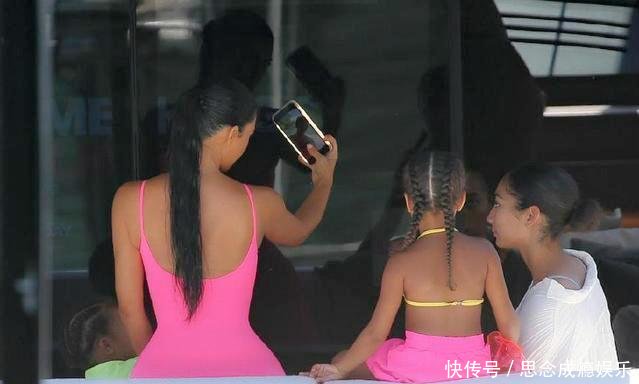 37岁的卡戴珊外出、吊带连体衣被热议, 网友: 5岁女儿看见都怕