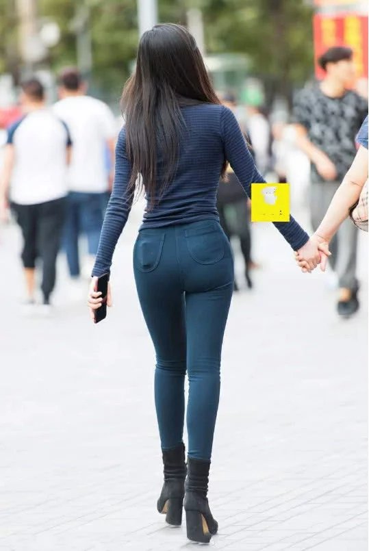 街拍：小姐姐俏丽的容颜，傲人的身材让你有种想要把她带回家的感