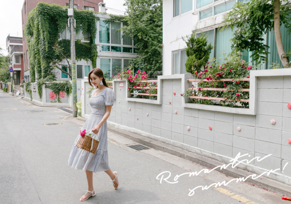 女神孙允珠，明斯克民族花饰波漾淡灰洋裙