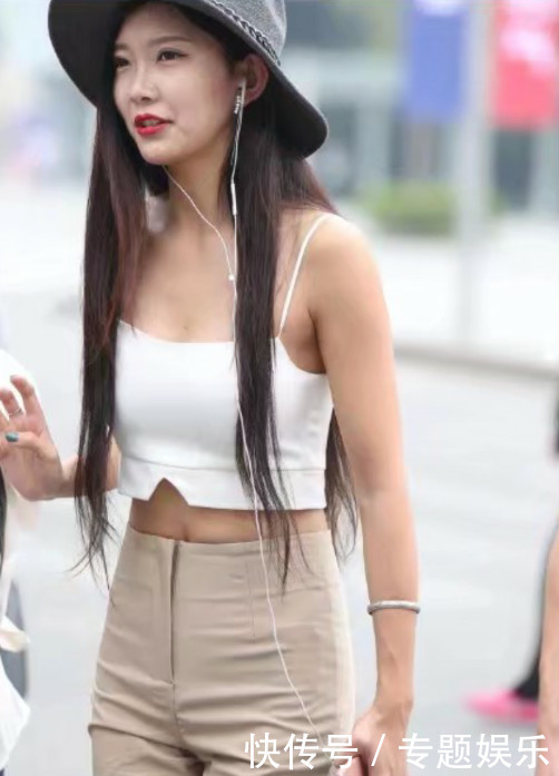 洋气秀丽的小姐姐，大胆的穿着尽显优雅迷人的姿态