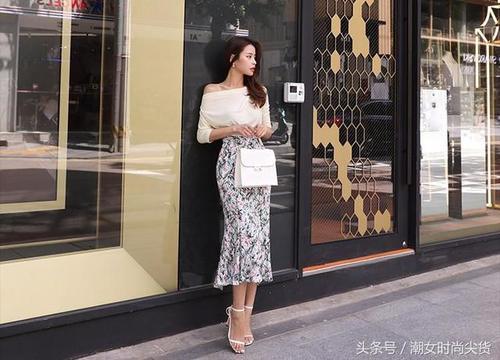 斜肩搭配包臀裙,不仅秀出了一双迷人的大长腿,还能修饰臀部线条