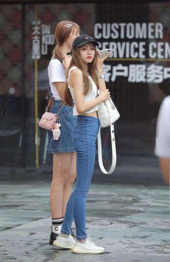 吊带小背心搭配公主小短裙，吊带不失性感，公主裙显得萝莉!