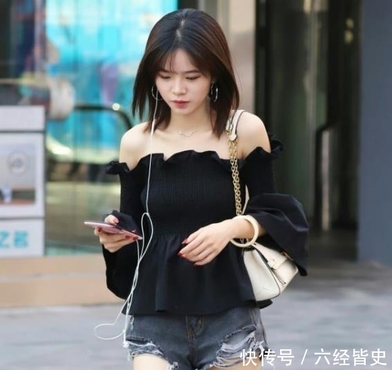  「美女」街拍：秀外慧中的美女，一件黑色背心配打底裤，时尚运动活力气质