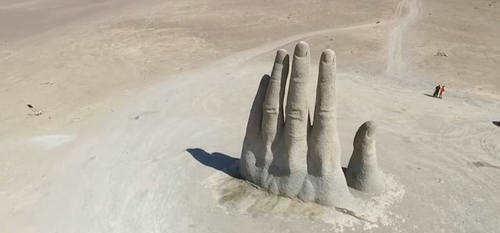 最荒凉的“五指山”雕塑，距今不到30年，被游客写满到此一游！