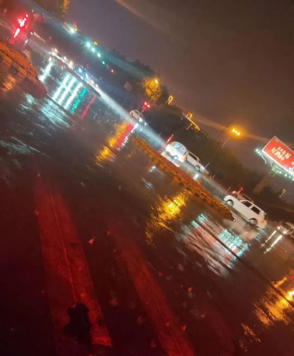  鸡蛋■枣庄今晚狂风暴雨！还下了鸡蛋大冰雹！