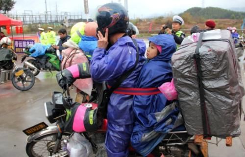  返乡：春节返乡摩托大军“高峰”开始，今年不同往年“格外帅”