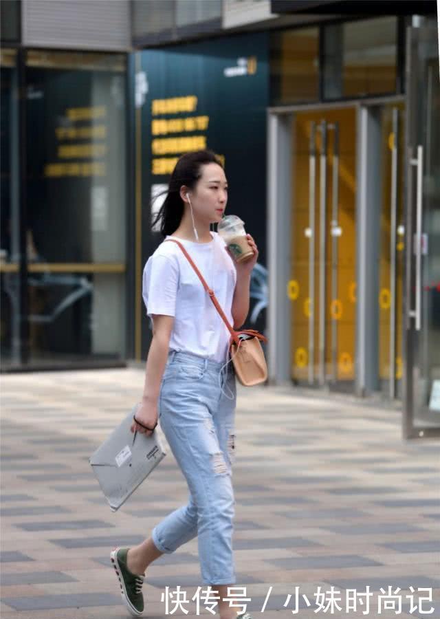  清爽：街拍：牛仔裤显最美最炫的街头风,给人清爽又落落大方的感觉