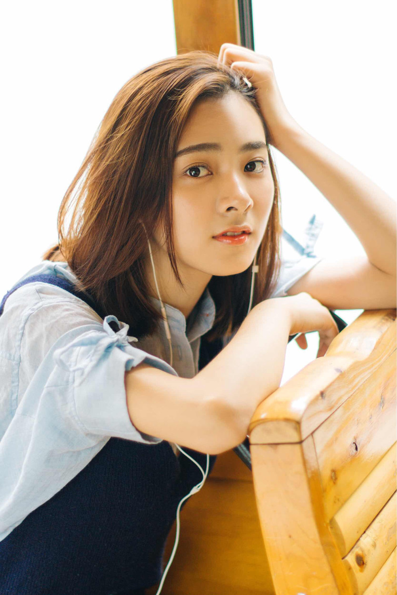 漂亮的素颜短发女孩文艺范写真