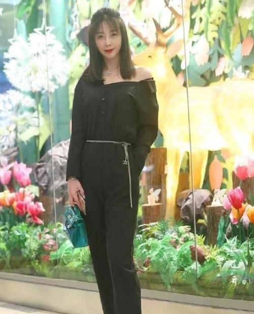 气质：街拍：软玉温香的小姐姐，一条白色的连衣裙，时尚优雅魅力范