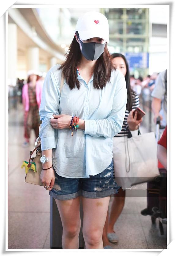 真是受罪啊，蒋欣硬穿紧身热裤勒出痕迹，看到腿上的淤青我沉默了