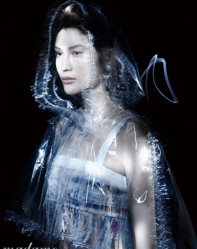 女神们扎堆穿透明塑料袋比美，热巴撩，何穗仙，她们奇葩！