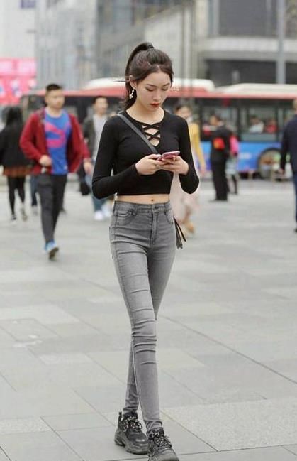  『美女』街拍：环肥燕瘦的美女，一件黑色上衣配灰色牛仔裤，青春活力气质