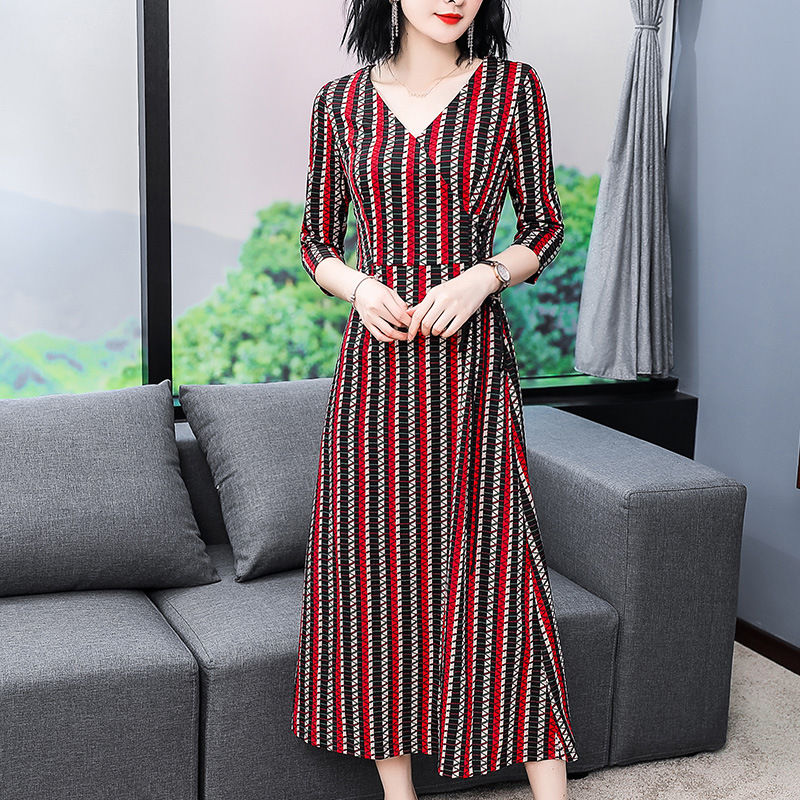 太美了!这3条裙子，不吃不喝都要买，40+岁女人穿，洋气嫩爆