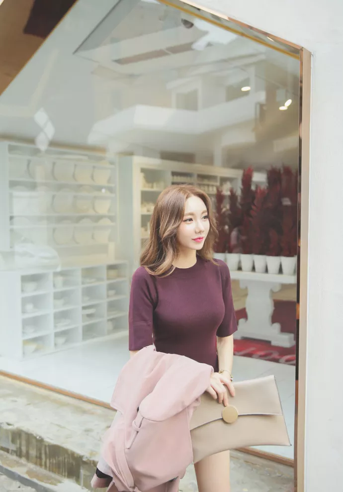 路人街拍，紫色紧身连衣裙，展示傲人好身材，时尚潮流有魅力！