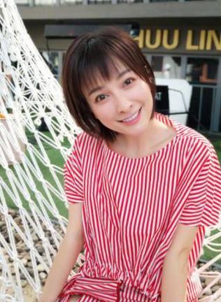 吴昕机场走秀穿错衣服，一脸青春却穿了一条大妈的裙子！