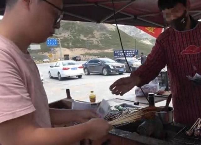 很多人在川藏线上卖红牛、TT赚钱，他却卖牛肉串赚大发了