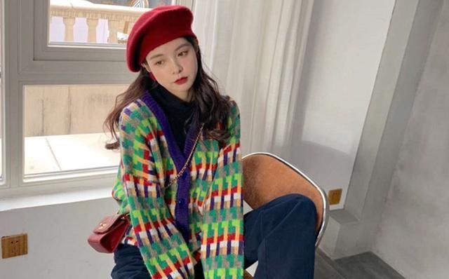  【芭比】想穿的出彩和Lisa学习下吧,彩色开衫配白T,不愧是人间芭比
