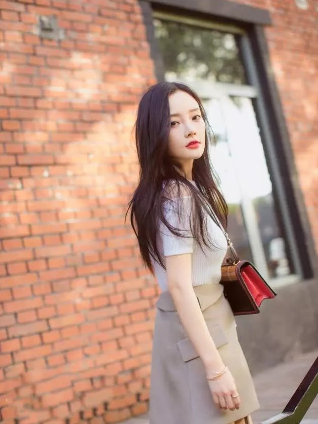 李小璐晒出最新时尚街拍，美出新高度，网友:鞋穿的真个性!