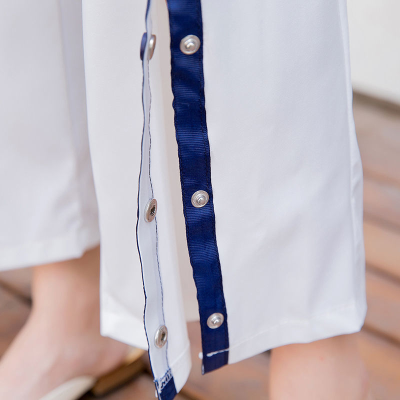 老婆换掉裙子还真更显嫩美，这样的休闲套装，惹的路人一步三回头