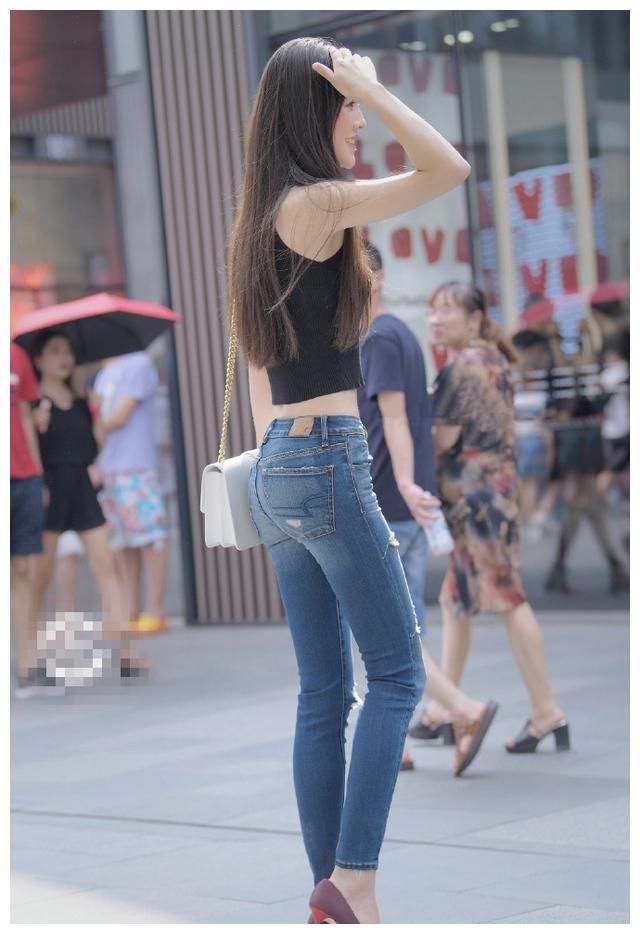 街拍:活泼的牛仔裤小姐姐,一双紫色高跟鞋,贵族气息十足!