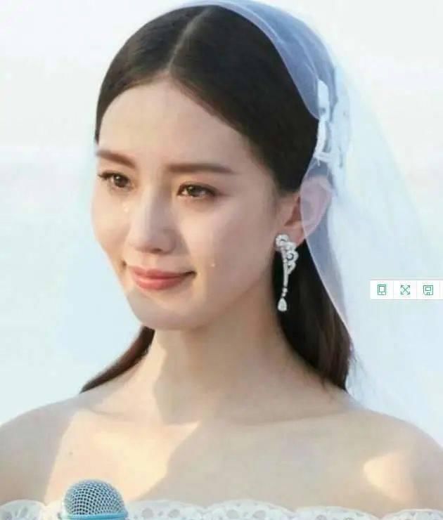  『婚纱』选完婚纱还有头纱，选对头纱，拥有你的超甜头纱吻