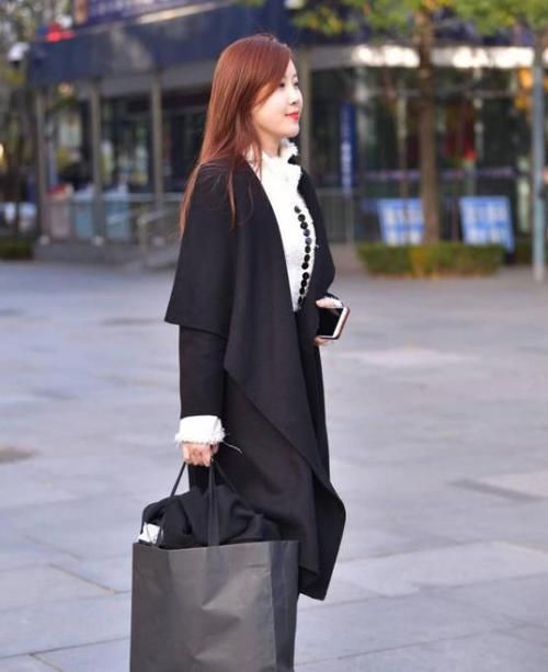  「休闲裤」街拍：软玉温香的美女，一件墨绿色上衣配休闲裤，时尚魅力十足