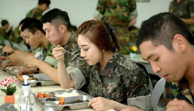 在部队里，军人们吃剩下的饭怎么办？听听三位士兵怎么说