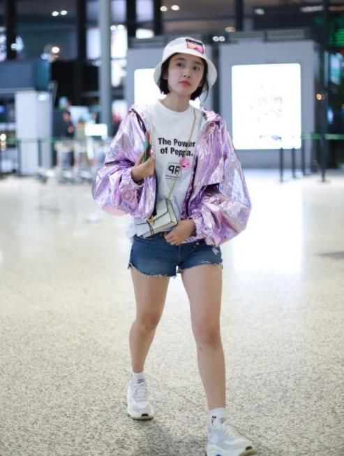 唐艺昕变胖了，穿短裤大腿显粗，然而看见她小腿的绷带我懵圈了!